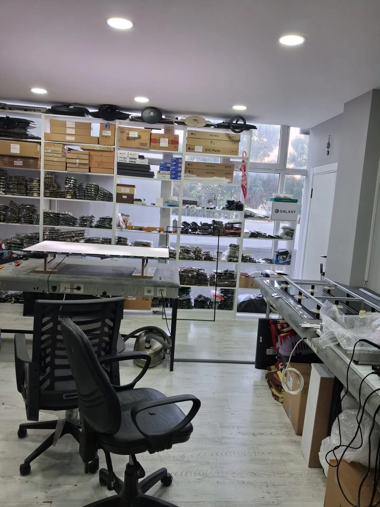 TV anakartları ve teknik parçaların düzenlendiği atölye rafları